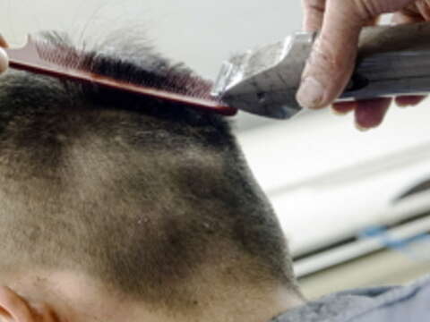 短短十分鐘以內，快剪設計師就能為顧客打理好髮型。（攝影／許斌）