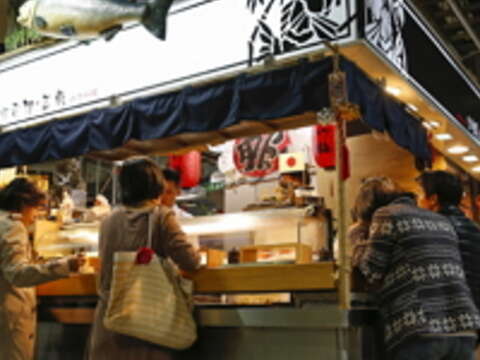 站著吃東西,是由日本流行而來,強調省時間、高效率。(攝影/楊智仁)