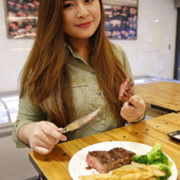 立食牛排省下擺放座椅的空間,直接回饋到價格上。(攝影/楊智仁)