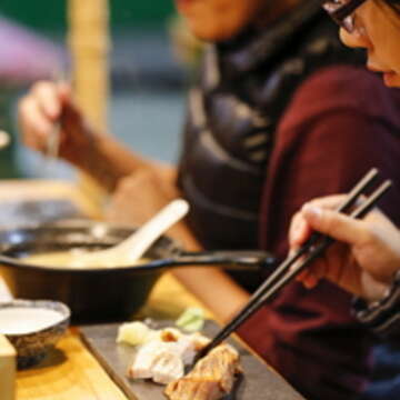 西湖市場小立吞沒有座椅,讓趕時間、不想花太多時間吃飯的客人迅速用餐。(攝影/楊智仁)