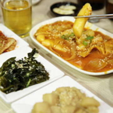 各式小菜也是正宗韓味,甜甜辣辣的口味吃來「揪涮嘴」。(攝影/楊智仁)