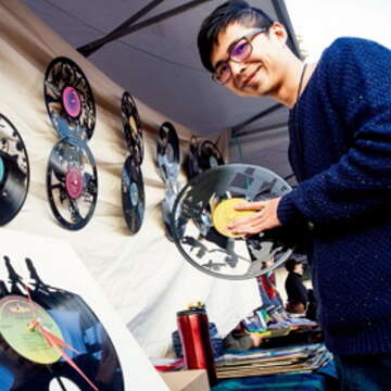 吳明鴻平日從書籍、電影、音樂汲取養分，找尋雕刻黑膠時鐘的靈感。（許斌攝）