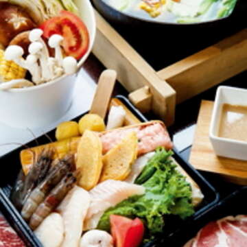 餐點專為「兩人同行」量身打造，一口鍋搭配在地食材，十足豐派。（楊智仁攝）