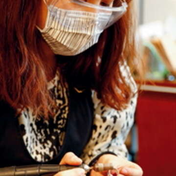 自己動手捶打、刻磨戒指，世界僅有這一只。（楊智仁攝）