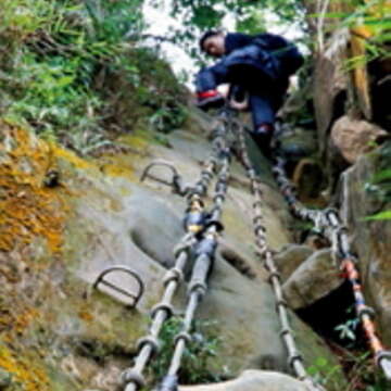 繩索所在的峭壁幾近垂直。(楊智仁攝)