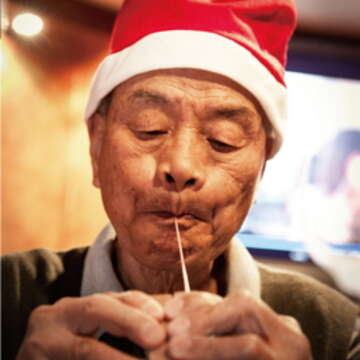 翁登賢六十歲退休後，才得以盡情沉浸在他鍾愛的吹糖志業上。（攝影／顏涵正）