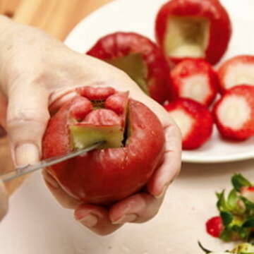 削皮、去蒂：水果的果臍或蒂頭容易累積農藥，食用前最好切除。（攝影／葛晶瑩）