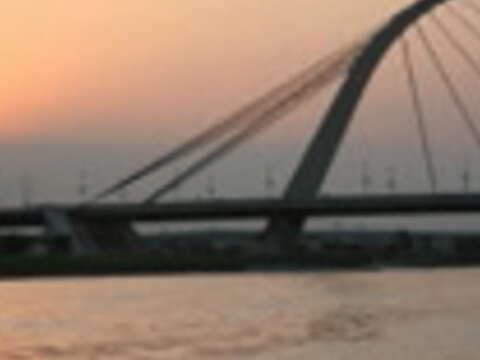 橋樑與夕陽斜照的美，是陳月卿最喜愛的畫面。（王能佑攝）
