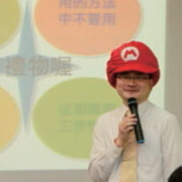 張永錫強調培養好習慣就不怕事情做不完。(許斌攝)