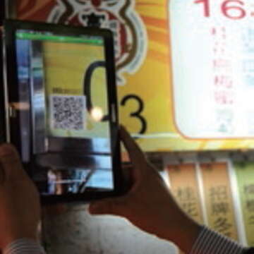 只要掃描攤商上的QRcode，就可掌握食材來源相關資訊。（許宜容攝）