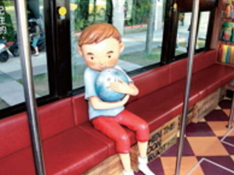 登上公車看見小男孩抱著他的好朋友月亮，彷彿躍入繪本。（許宜容攝）