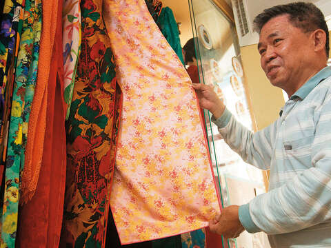 「玉鳳旗袍」第二代掌門人陳忠信專注傳統旗袍製作。（攝影／林煒凱）