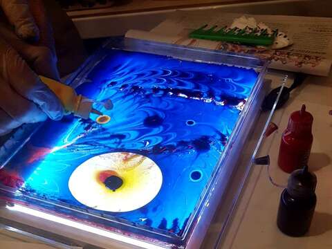 現場的特色體驗攤位將展示難得一件的土耳其浮水畫。
