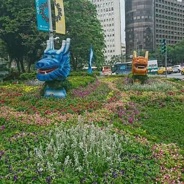 夏堇、小百日草和矮牽牛組成的波浪，煞似龍舟破浪前進一般。