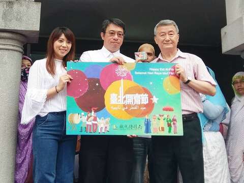 臺北市副秘書長陳志銘（中）與觀光傳播局局長陳思宇（左）赴臺北清真寺祝賀開齋節，並贈送特製開齋節悠遊卡予清真寺董事長馮同瑜（右）