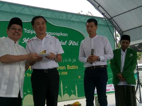 印尼辦事處代表羅伯特（左）與臺北市副市長陳景峻（右）分享印尼傳統食物「薑黃飯」，一起慶祝開齋節