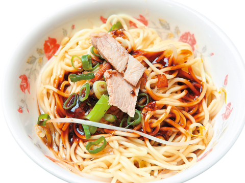 小東家切仔麵與黑白切滷味,是李成家的心頭好。(攝影/林育緯)
