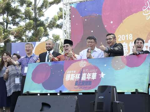 穆斯林文化交流 開齋節遇上端午節 柯P送粽共歡慶 市民與穆斯林齊聚大安森林公園
