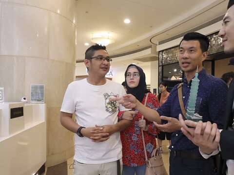 搭雙層巴士玩自拍印尼歌手Pasha臺北玩不完 攜家人造訪101，熊讚驚喜現身同慶生