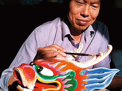 國寶級龍舟製作師傅劉清正以精湛的手藝,製作出一艘艘馳騁於河上的龍舟。(圖/台北市三腳渡龍舟文化發展協會提供)