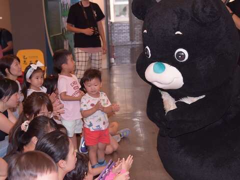 熊讚用活潑有趣的互動方式，教導小朋友預防腸病毒。