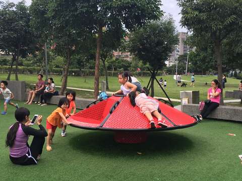 好玩遊具又添一座 紅色旋轉飛碟降落樂活公園