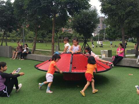 好玩遊具又添一座 紅色旋轉飛碟降落樂活公園