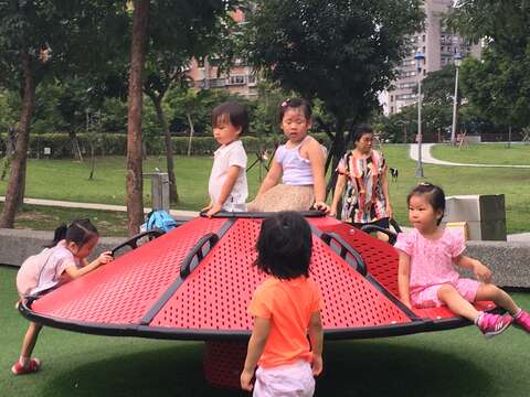 好玩遊具又添一座 紅色旋轉飛碟降落樂活公園
