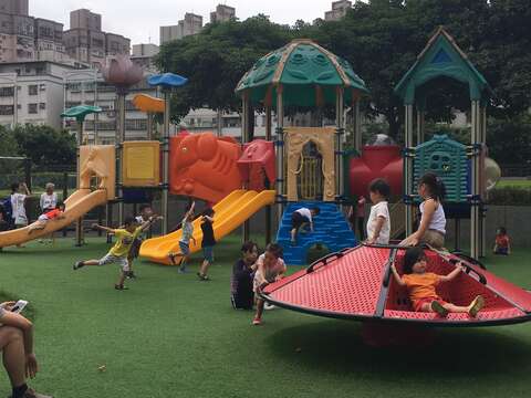 好玩遊具又添一座 紅色旋轉飛碟降落樂活公園