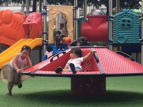好玩遊具又添一座 紅色旋轉飛碟降落樂活公園