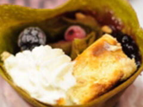 抹茶口味的餅皮，搭配當季水果就是創新的簡單美味性。（攝影／廖碩文）