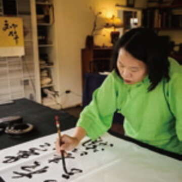 周月雲認為寫書法可沉澱思緒，有益思考。（攝影／廖碩文）