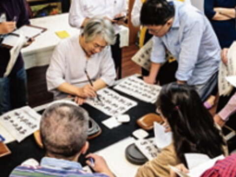 侯吉諒邊示範邊向學生講解，他認為筆法、毛筆轉動方式都是學習書法的門道。（攝影／廖碩文）