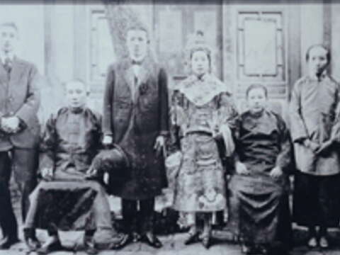 台北故事館展出的老照片中，新娘以鳳冠霞披搭配高跟鞋，透顯臺灣婚服的西化，從鞋開始。（攝影／郭鳳孝）