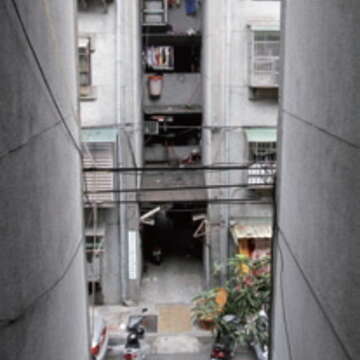 屋齡四十多年的安康平宅外觀老舊、公共設施不足。(圖/臺北市政府都市發展局提供)