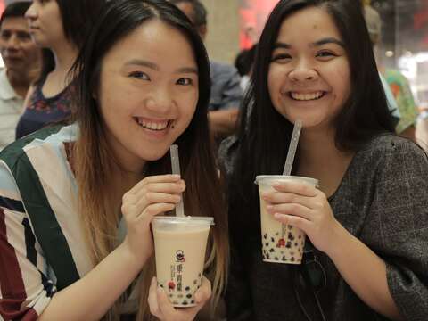 是誰擠爆Shopping mall? 臺北美食與超FUN電明星歌手Mikey Bustos威力齊發 菲律賓民眾：戀愛惹