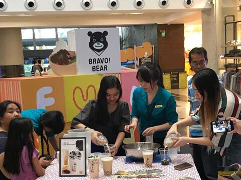 是誰擠爆Shopping mall? 臺北美食與超FUN電明星歌手Mikey Bustos威力齊發 菲律賓民眾：戀愛惹