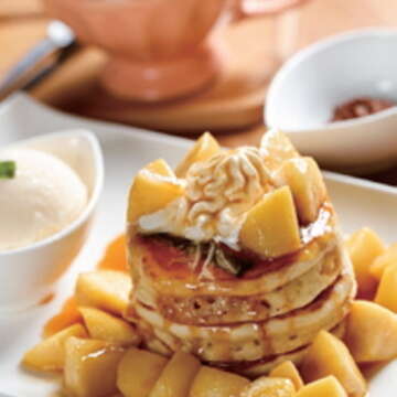 焦糖蘋果Hotcake以新鮮蘋果加入現點焦糖醬熬煮,搭配手打鮮奶油,美味破表。(攝影/楊智仁)