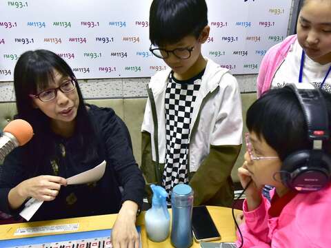 臺北電臺廣播營小朋友進錄音室錄音情形