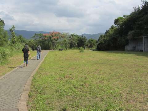 大地處將舊靶場整理為草坪廣場