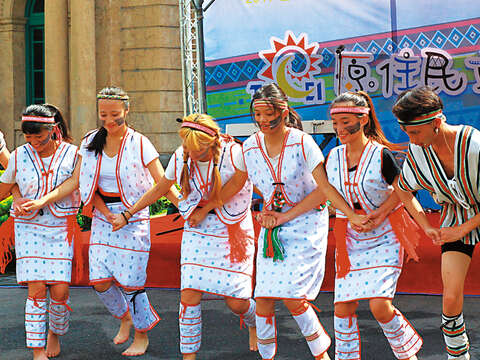 除了戲水，台北親水節也規畫了原住民表演與原住民文物展示。（圖／台北自來水處提供）
