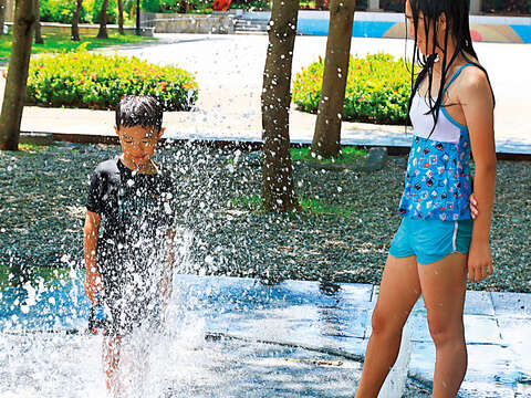 水柱區戲水素來受到很多小朋友的歡迎。（圖／台北自來水處提供）