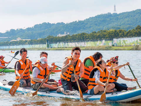 立槳式浪板玩法多元，可單人也可團體，是近年盛行的水上活動。（圖／台北市體育局提供）