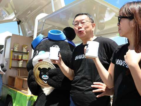 熊讚邀請台北市長柯文哲品嚐熊讚特調飲料