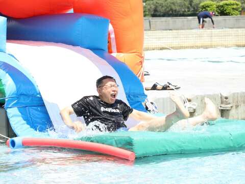 台北市長柯文哲自熊讚暴龍對戰水滑梯滑下大呼過癮