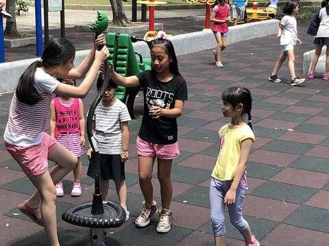 明水公園遊戲場再造 改良磨石溜滑梯登人氣王