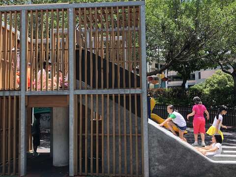 明水公園遊戲場再造 改良磨石溜滑梯登人氣王