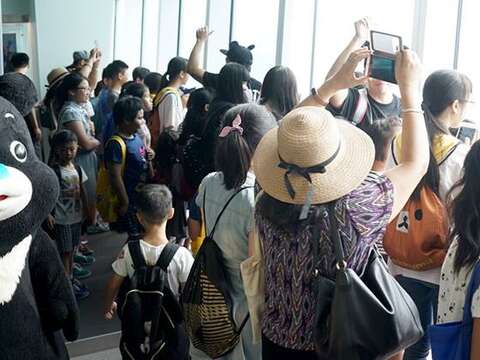 Kids from Disadvantaged Families Enjoy Double-decker Bus Trip