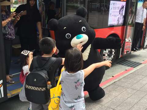 Kids from Disadvantaged Families Enjoy Double-decker Bus Trip