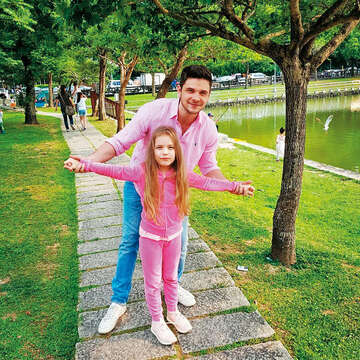Sam和女兒喜愛在河邊享受親子時光。（圖／霈斯提摩國際提供）